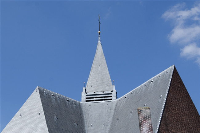 Markante vorm dak van de kerk.
              <br/>
              Annemarieke Verheij, 2016-04-01